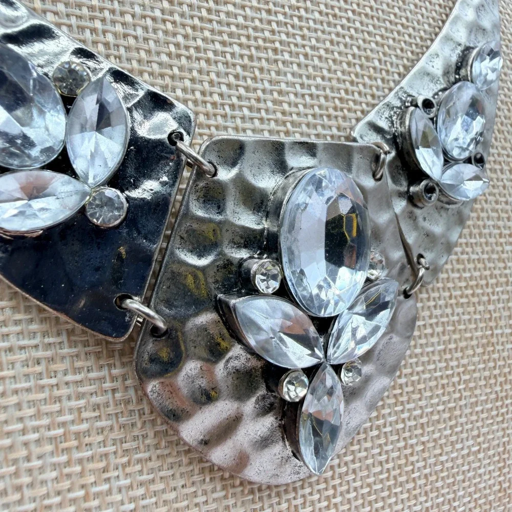 Vintage 90s Justin & Taylor SilverTone Hammered Bib Necklace Clear Glass Jewelry